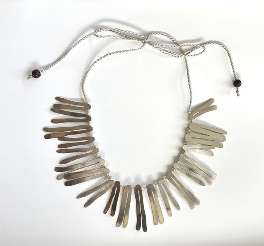 THE 'V' NECKLACE