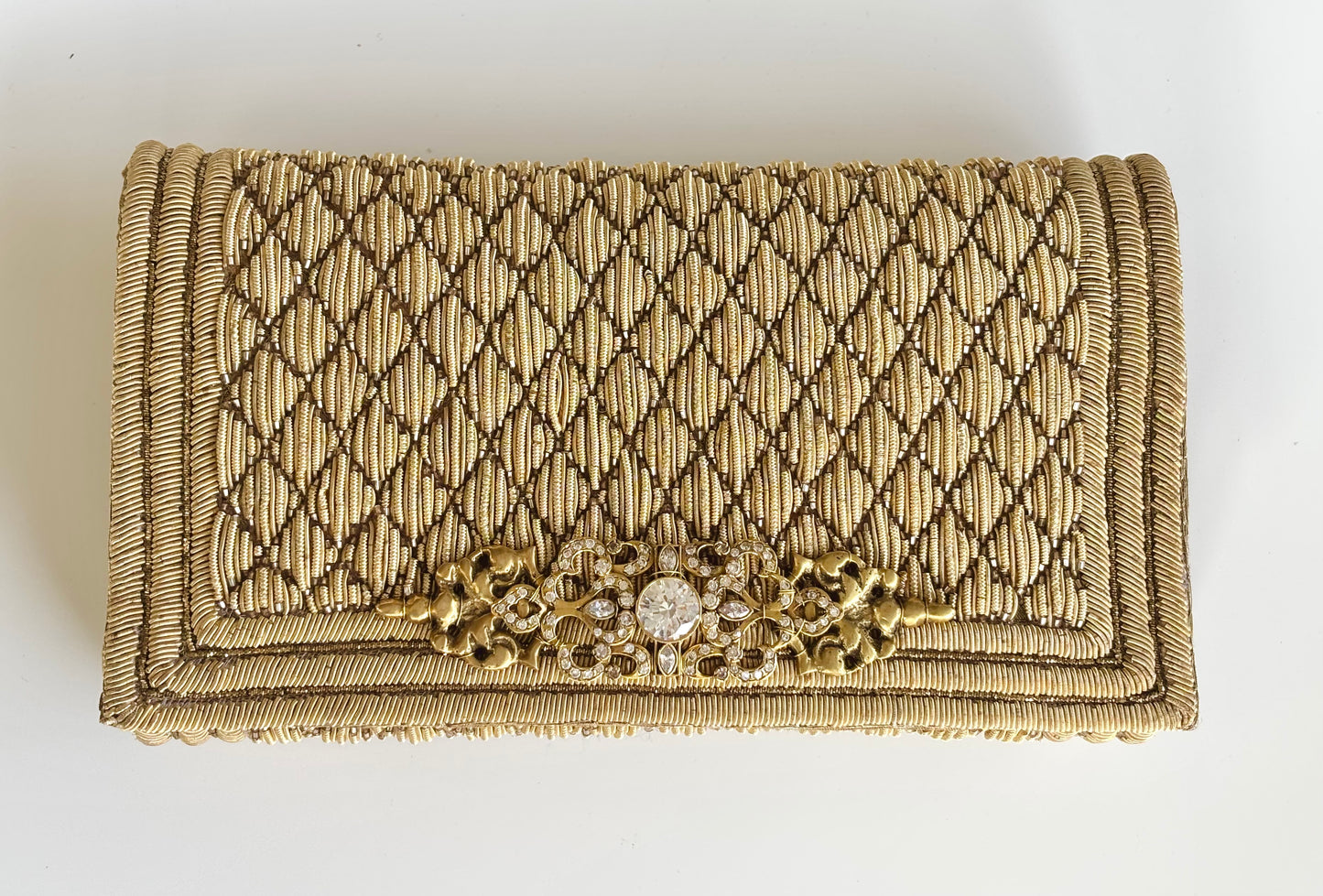 THE PIQUÉ CLUTCH