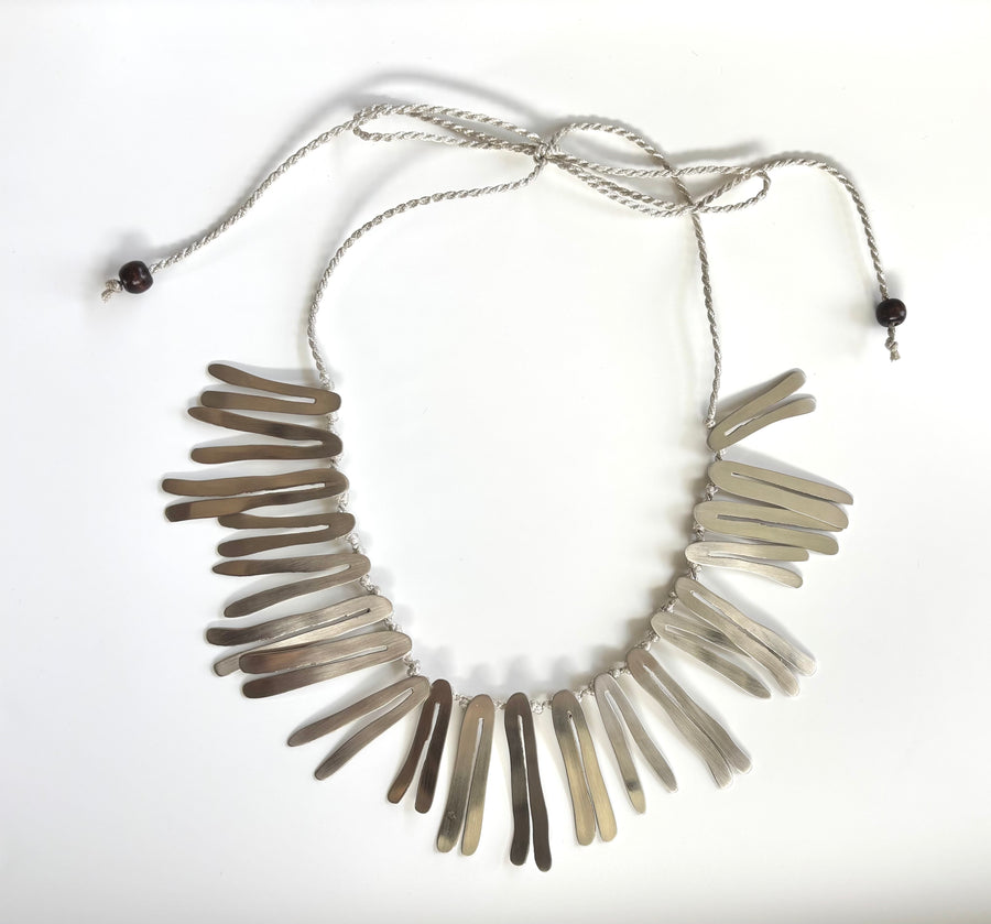 THE 'V' NECKLACE