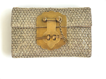 THE ECLAT CLUTCH